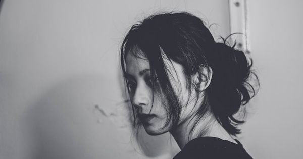 Depleted mum experiencing mum burnout and mom burnout